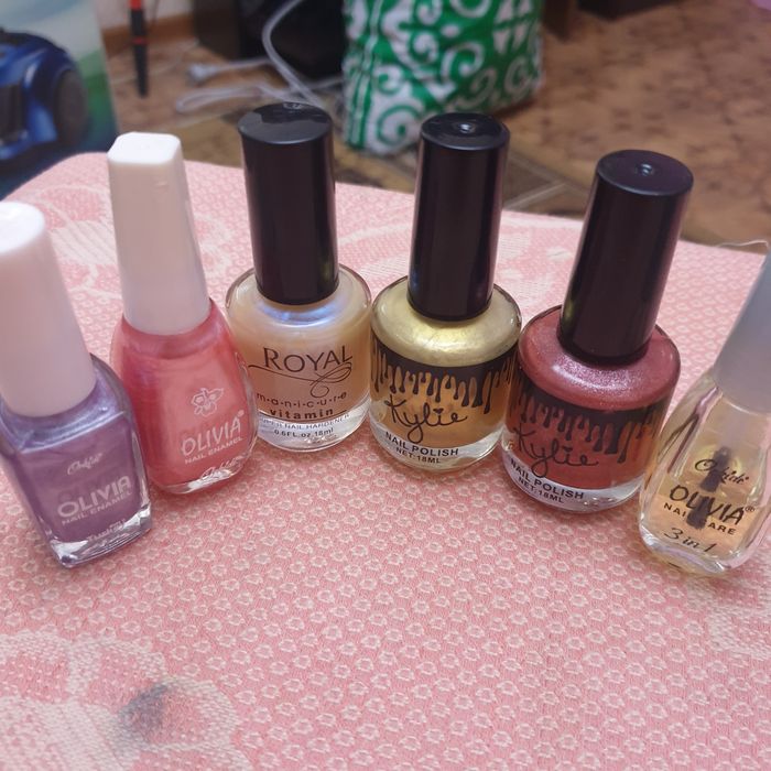 Духи  и лаки.. продам.