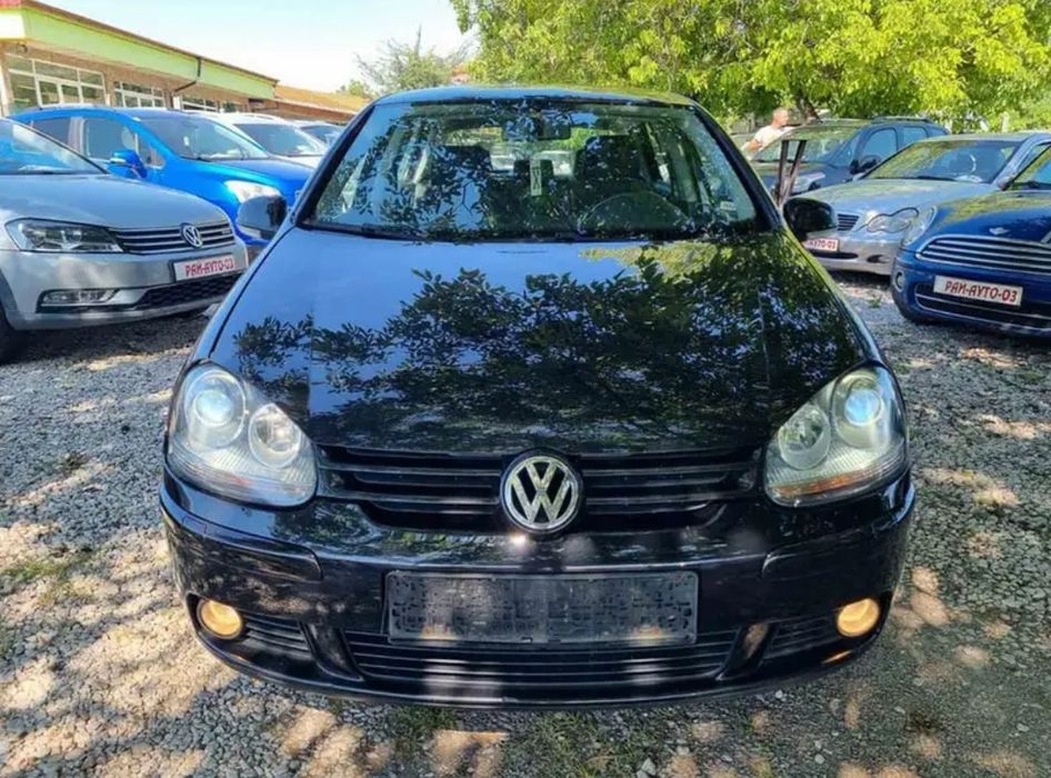 Продавам ВСЯКАКВИ части за Голф 5, имам над 10 голфа с различни двигат