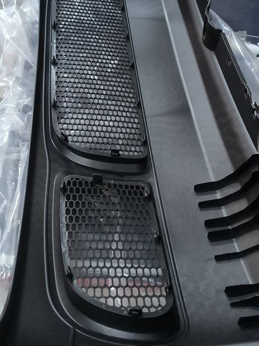 Bara fata golf 4 R32 look cu grile fagure plastic