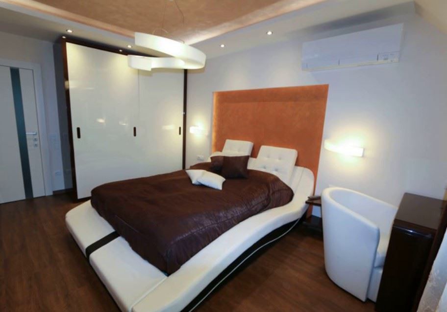 Дава се под наем Тристаен апартамент в София, Център - 119 кв.м за 1136.79 € - Снимка #3