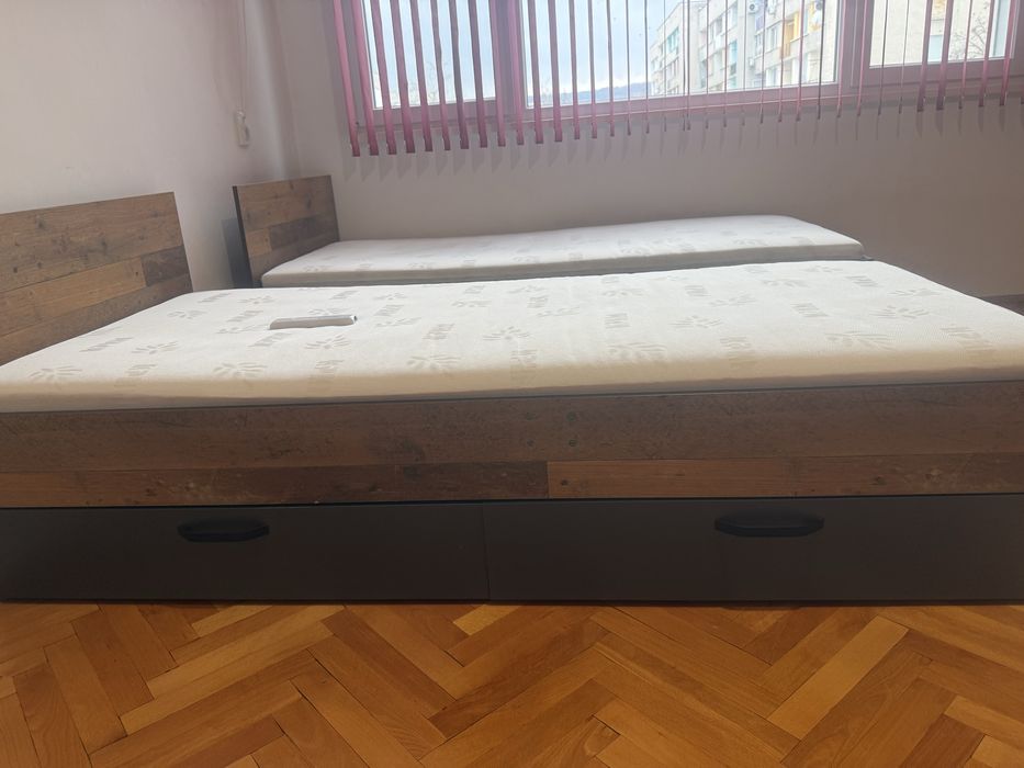 Две единични легла