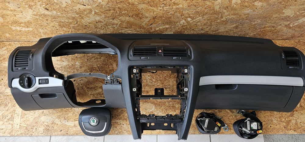 Planșă bord Octavia 2 Facelift 2012 cu airbag  și centuri 1Z0880201AH