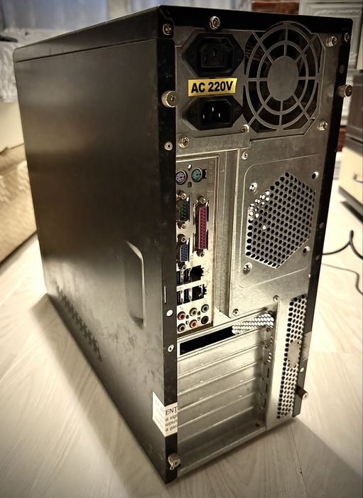 Vând calculator pentru piese de schimb