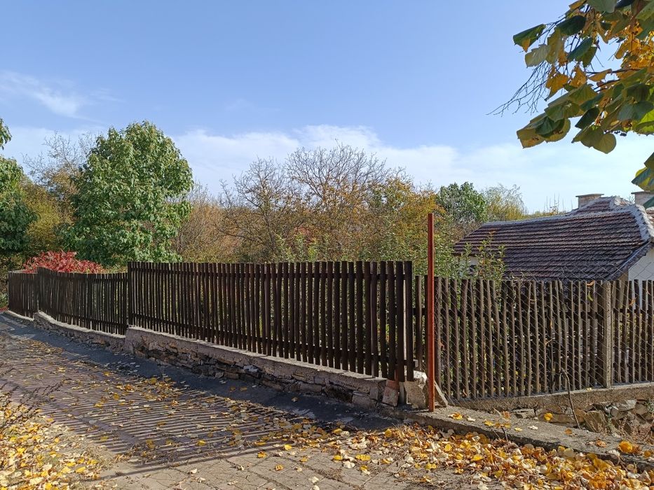 Двуетажна къща . Продава се/Под наем