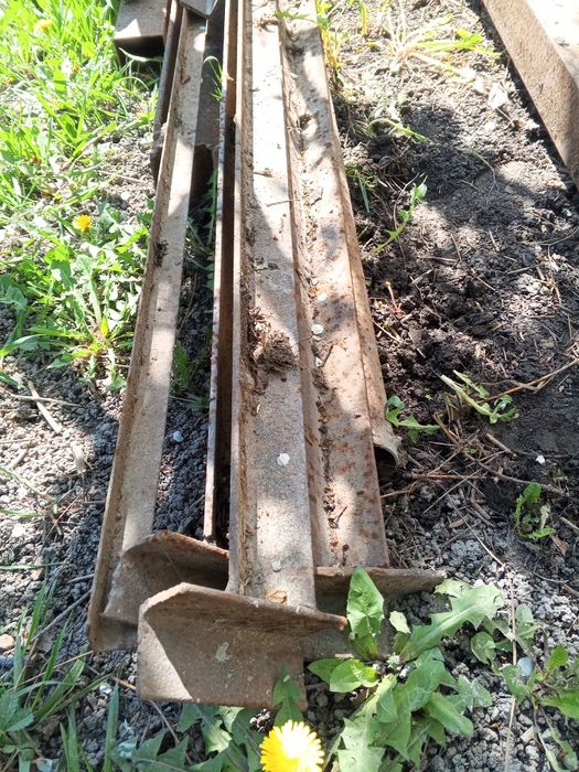 Железные трубы и уголки