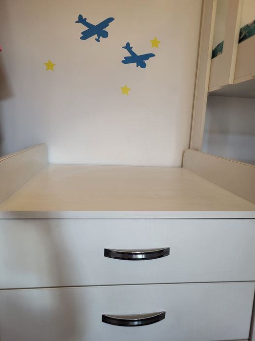 Бебешко легло и скрин с място за повивалник