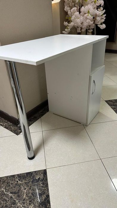 Маникюрный столик