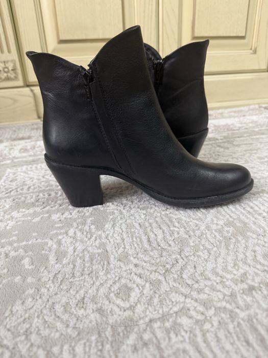 Ботинки кожаные.Производство Италия.