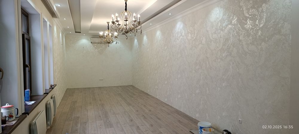 Аркадий клею обои, ремонт квартир.