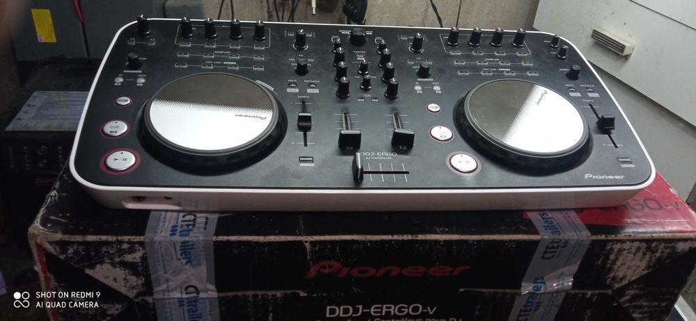 vind suport laptop 35 ron,boxe pa 502 pasive 600 ron buc,lumini Beamz party bar 250 ron,consola ddj erg500ron, ron,mixer behringer