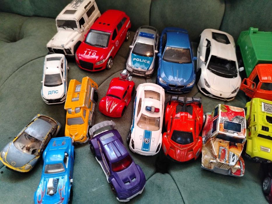 Продам металлические модельки машин