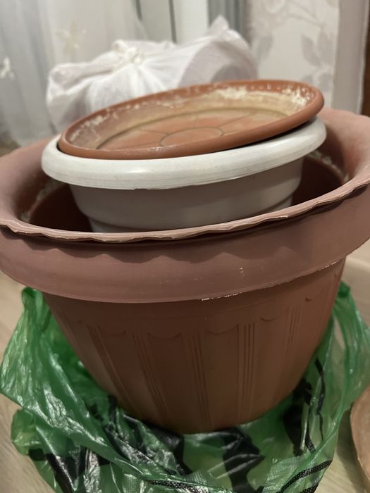 Продам Горшки для домашних цветов.