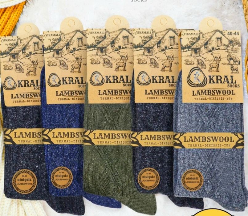 Set 3 articole ideale CADOU Papuci,ciorapi,căciula NOI cu eticheta