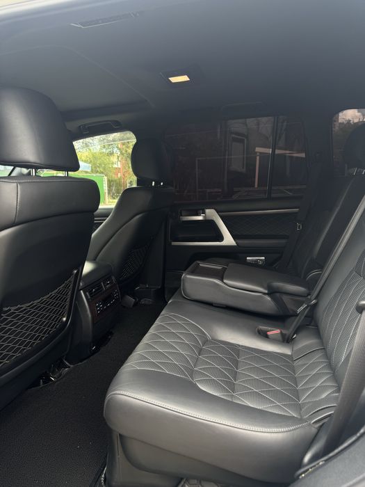 Прокат автомобиля ЛК200