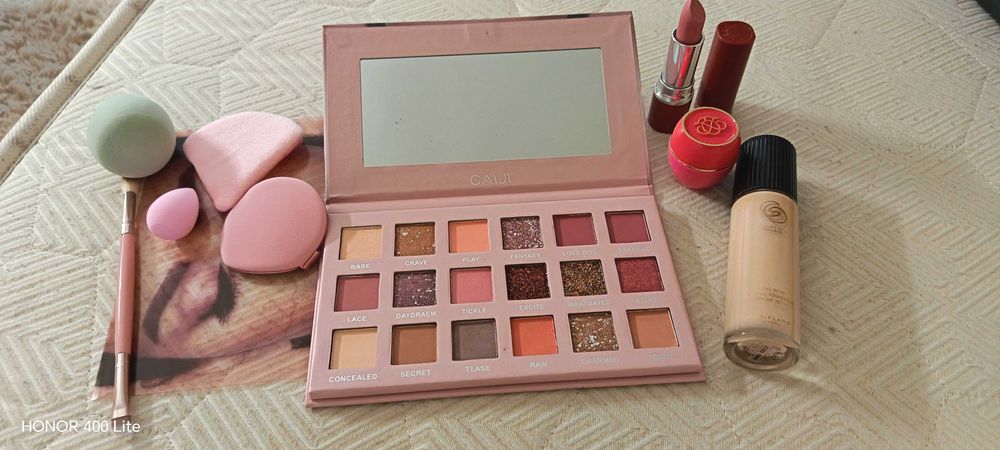 Гримове сенки, червила и гланцове