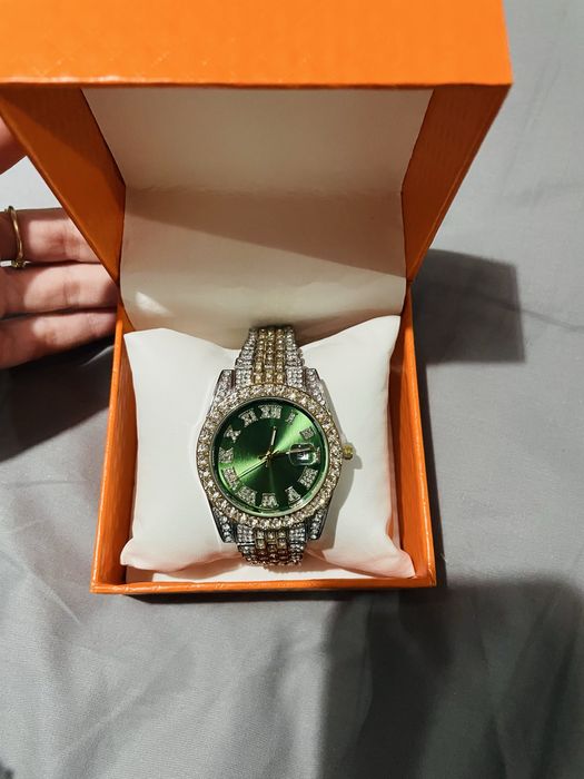 Луксозен дамски часовник с камъни – нов със зелен циферблат 42мм