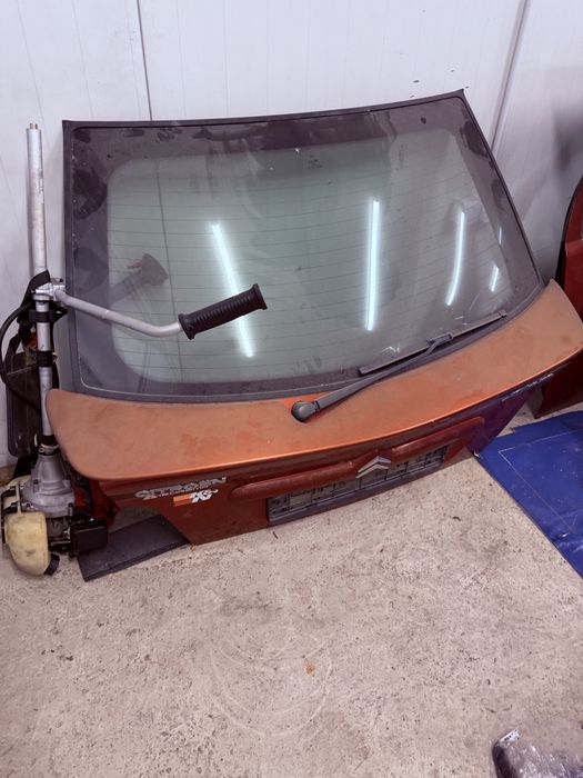 Продавам багажник и дясна врата за citroen xara vts