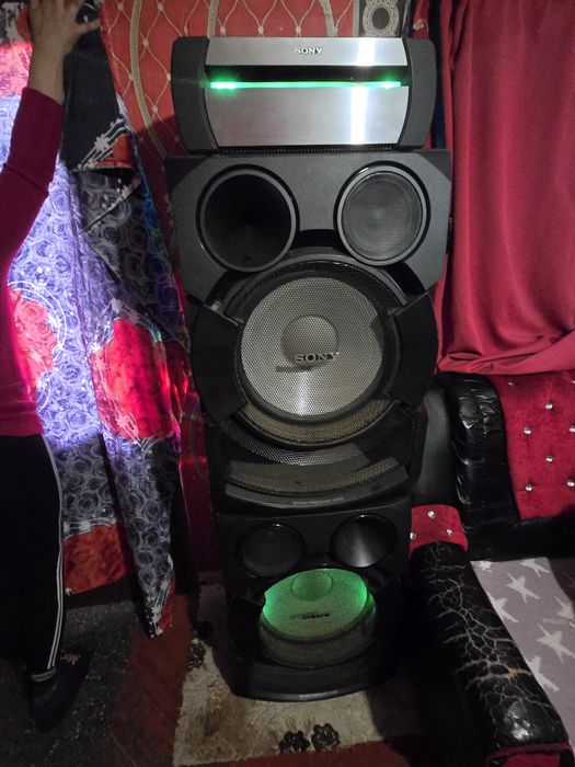 Продава се sony shake x70 D