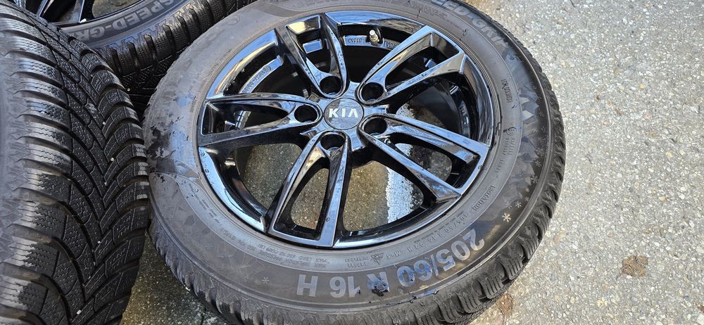 Set complet jante originale si anvelope de iarna Kia Xceed 205/60/R16  5x114.3  ET40 ∅67.1  6.5Jx16 H2  DOT 26/24
