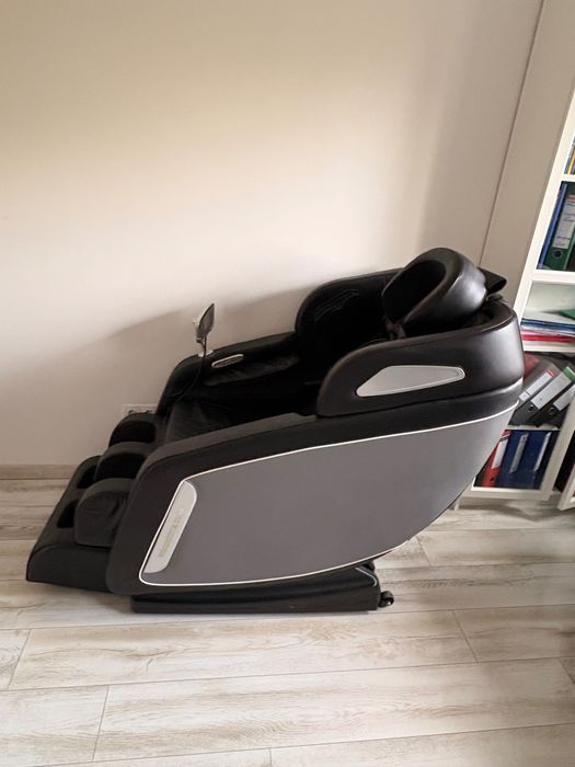 Fotoliu masaj cu numeroase programe, panou de control rapid, role picioare, airbag complet