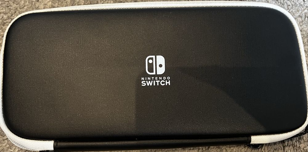 Продавам Nintendo switch с 6 игри,зарядно,контролер,волан с педали,калъфка и обрач за играта ring fit adventure!