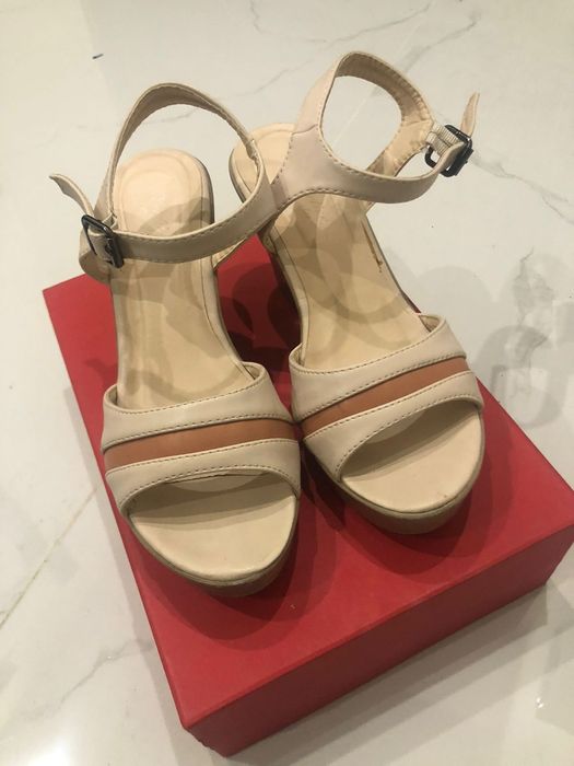 Продается босоножки