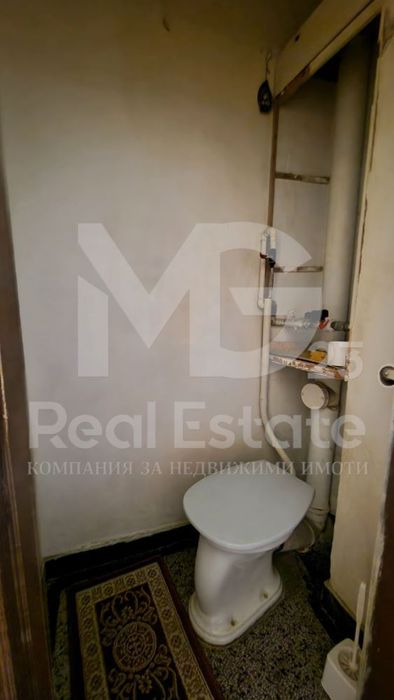 Тристаен с четири отделни помещения до Общината в Кючук Париж!