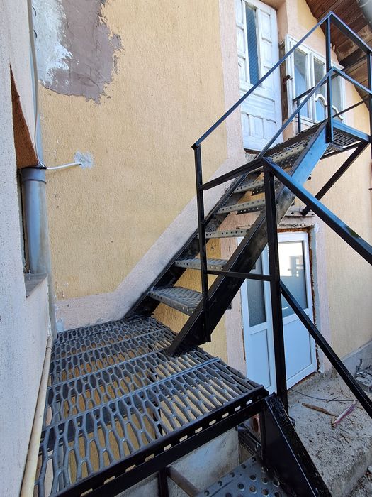 Executam scări metalice