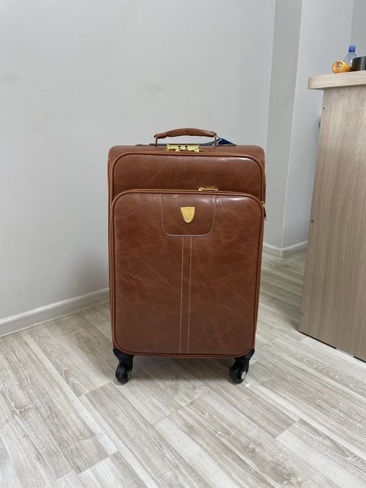 Средние новые чемоданы