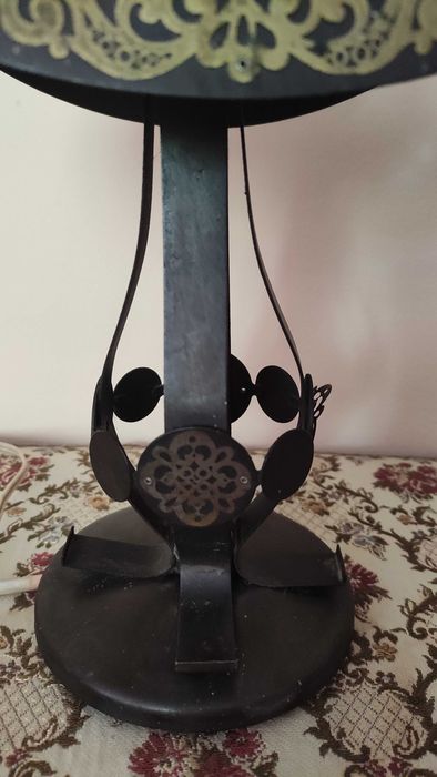 Старинна настолна лампа от метал с орнаменти