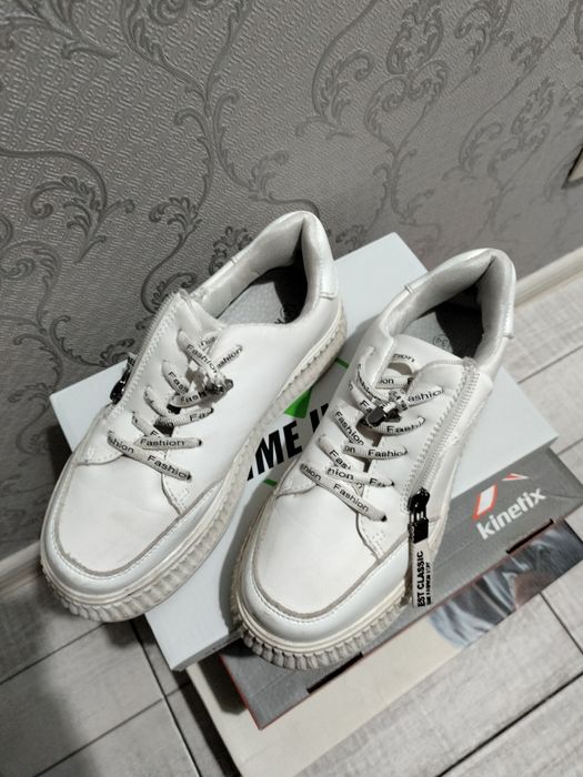 Продам детские кроссовки