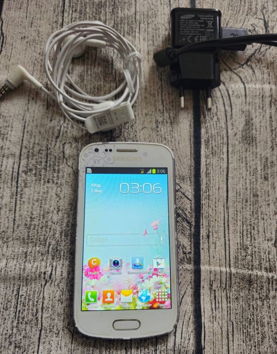 Смартфон Samsung Galaxy S Duos GT-S7562 White La Fleur 4GB, бял цвят
