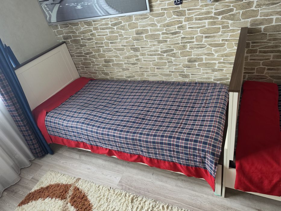 Детские кровати 2шт,шкаф ,стол