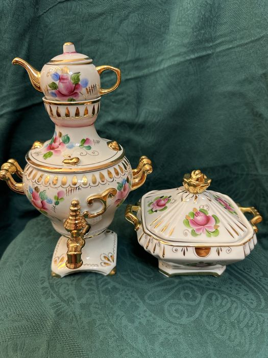 Порцеланов самовар и захарница Гжел