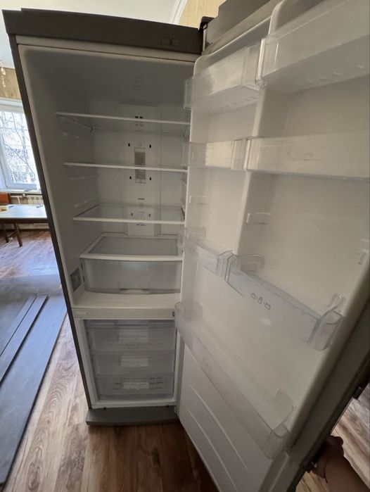 Отличный холодильник LG No Frost.