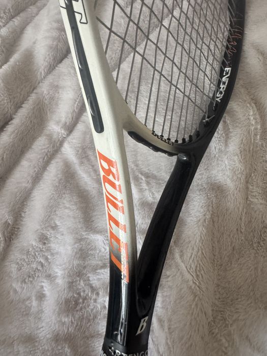 Vand racheta de tennis bullet cu husa.