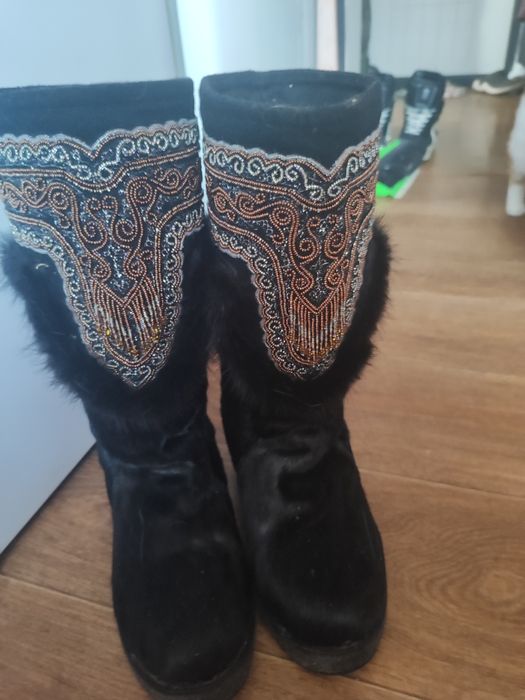 Продам унты женские, якутские. Не подошли по размеру, не ношенные.