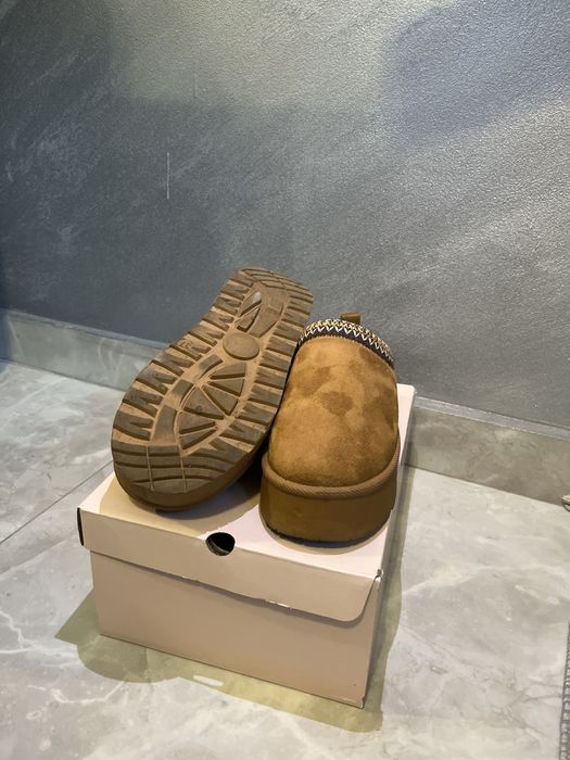 UGG de culoare maro iarna