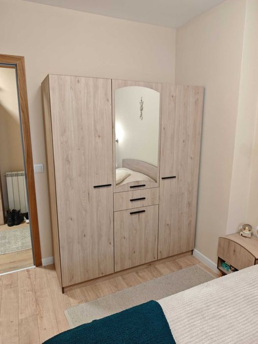 Трикрилен гардероб с огледало