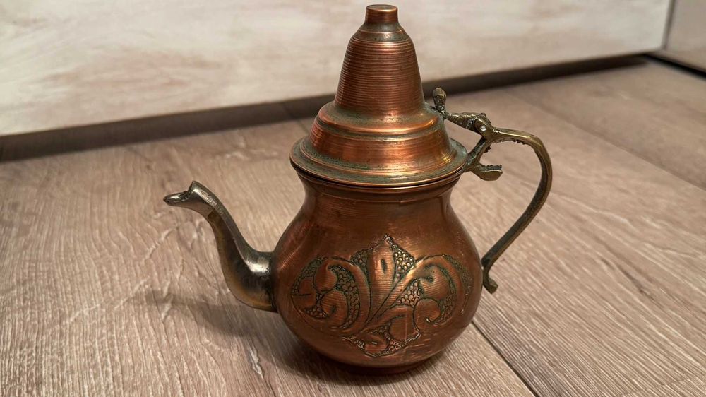Кован меден малък чайник– бижу, 60те г. Прекрасен декор!