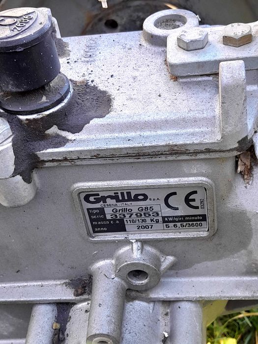 Мотоблок грило ж85.Има и допълнително  плуг и метални колела 10кс.