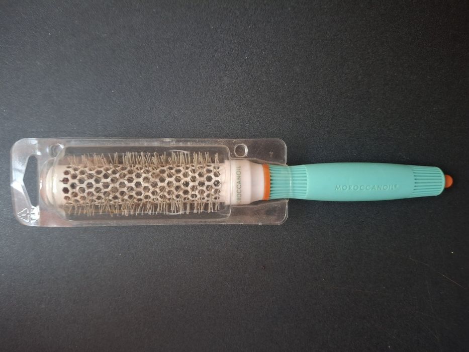 Perie ceramica ionica Moroccanoil. Pret farmacia tei: 136lei.