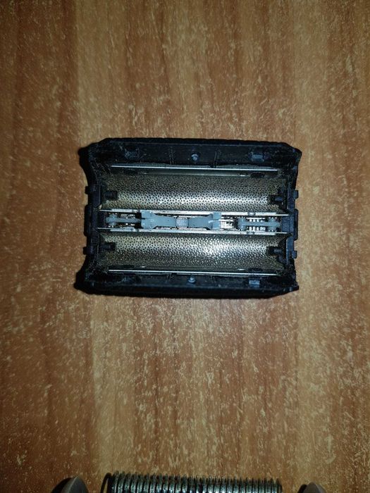 Aparat de ras  BRAUN Series 3 5742- functional-pentru piese