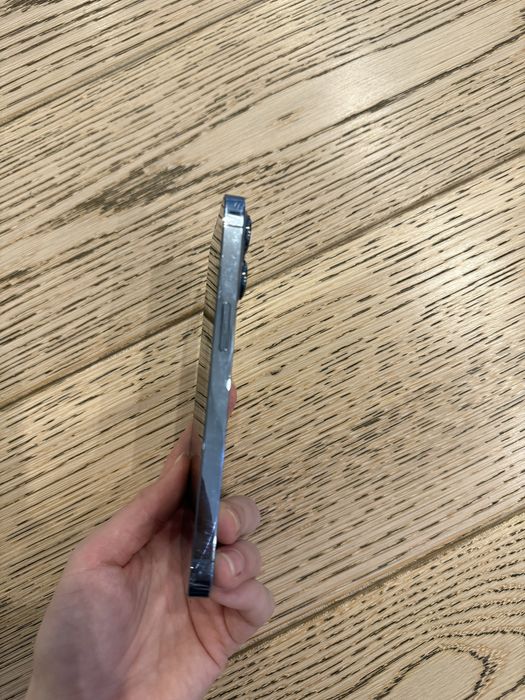 Айфон 13 про с чехлом prada