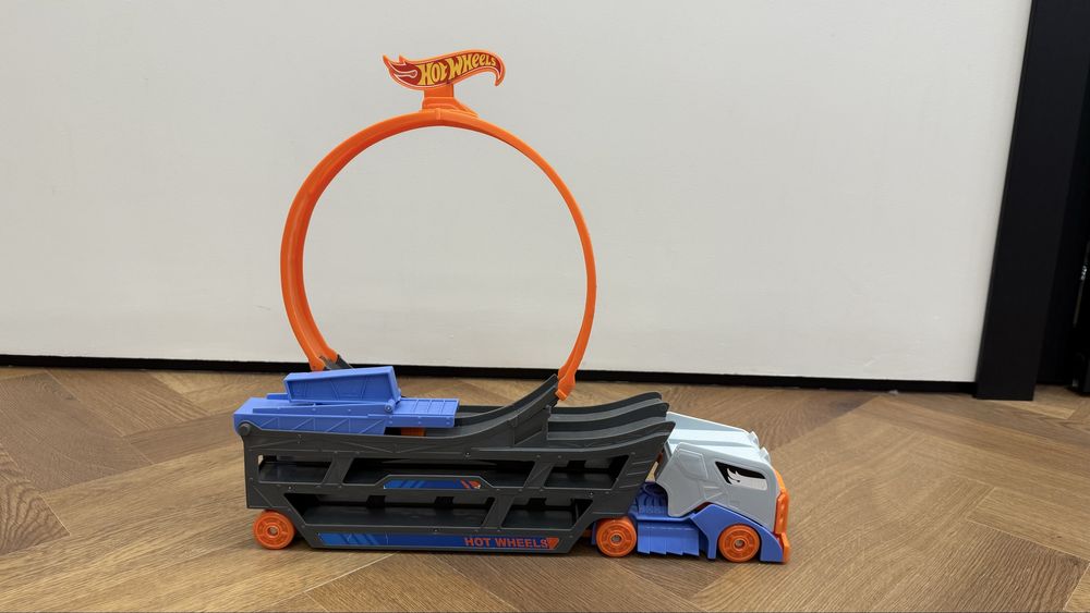 Продам машину Hot wheels