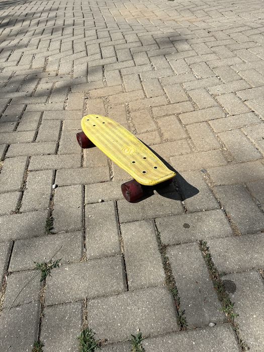 penny board galben cu roti rosii