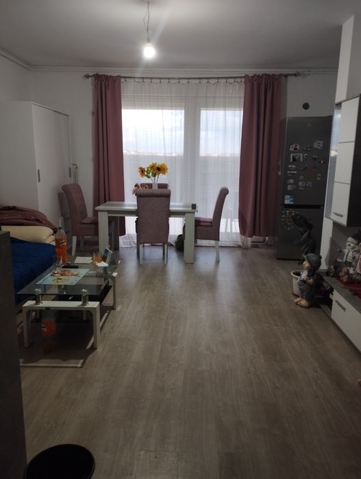 Vând apartament 3 camere cu curte propriee și 2 terase în Sântandrei
