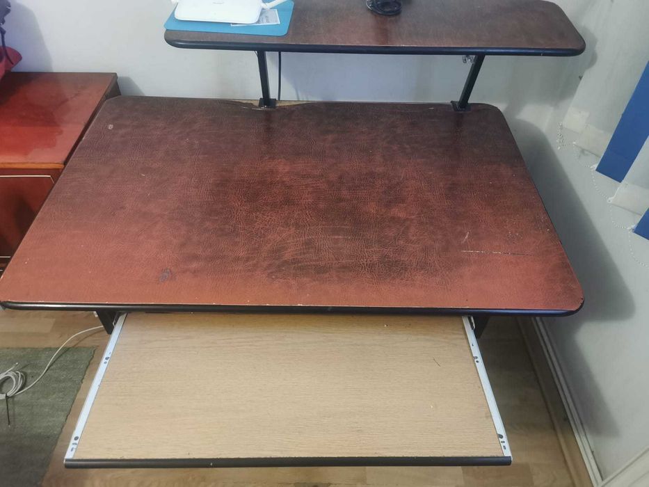 Birou ergonomic second-hand — cadru metalic, tavă tastatură