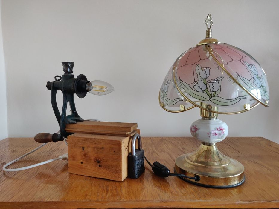 Veioza -lampa abajur sticla si antica din masina de macinat nuca