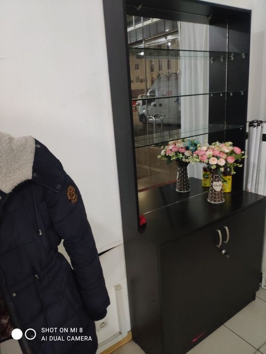 Офисный шкаф со стеклянными полками.